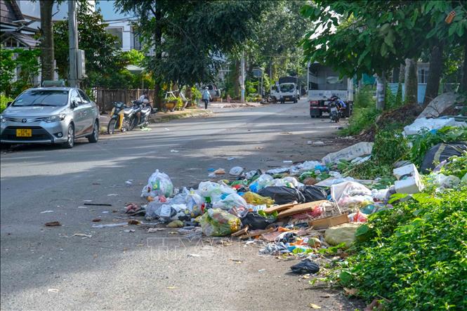 Tại khu dân cư Diệu Hiền (phường Hưng Thạnh, quận Cái Răng), đống rác thải tồn tại lâu ngày, tràn ra đường giao thông gây mất vệ sinh công cộng, ảnh hưởng sinh hoạt của người dân trong khu dân cư. Ảnh: Thanh Liêm - TTXVN