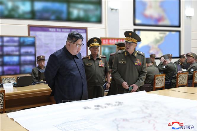 Trong ảnh: Nhà lãnh đạo Triều Tiên Kim Jong Un (trái, phía trước) tới thăm Sở chỉ huy tập trận thuộc Bộ Tổng tham mưu Quân đội Nhân dân Triều Tiên để tìm hiểu về tình hình cuộc tập trận chỉ huy với sự tham gia của toàn bộ quân đội nước này, ngày 29/8/2023. Ảnh: YONHAP/TTXVN