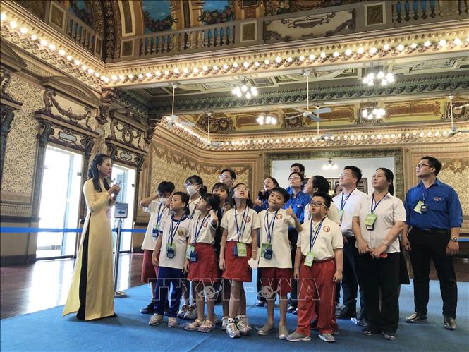 The headquarters welcomes nearly 1,500 domestic and foreign visitors on April 30-May 1, 2023 on the occasion of the 48th anniversary of liberation of the South and national reunification (April 30) and International May Day (May 1). VNA Photo