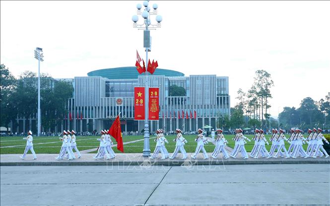 Soldiers carry the national flag towards the flagpole to prepare for the ceremony. VNA Photo: Phạm Kiên 