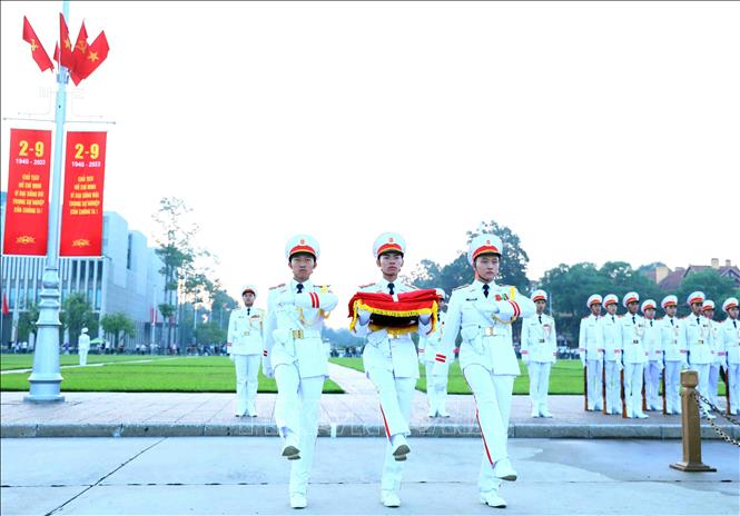 Soldiers carry the national flag towards the flagpole to prepare for the ceremony. VNA Photo: Phạm Kiên 