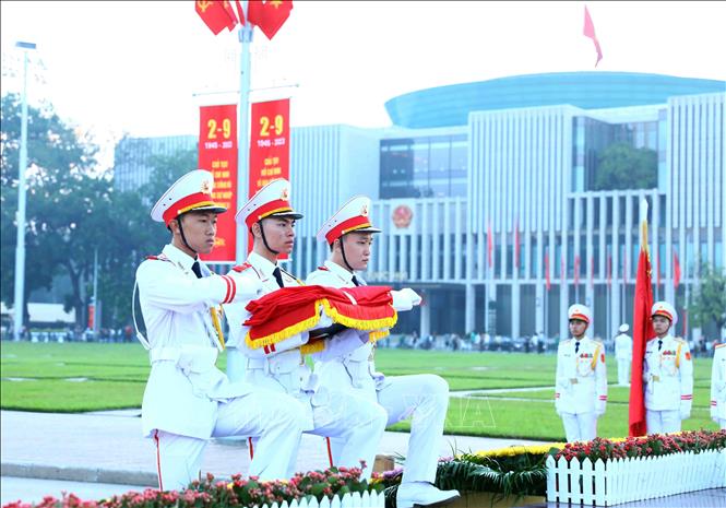 Soldiers carry the national flag towards the flagpole to prepare for the ceremony. VNA Photo: Phạm Kiên 