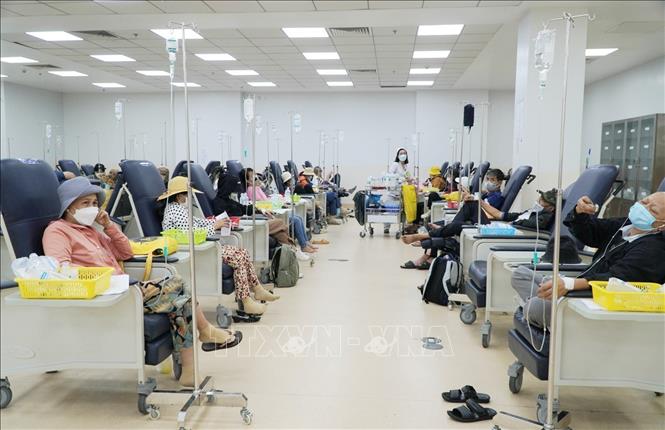 Patients are under treatment at the Ho Chi Minh City Oncology Hospital in Thu Duc city. VNA Photo: Đinh Hằng