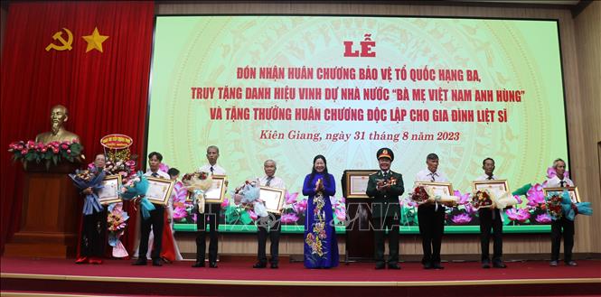 Trao tặng Huân chương Độc lập cho các gia đình liệt sĩ. Ảnh: Lê Huy Hải - TTXVN