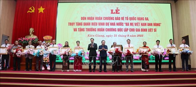 Trao truy tặng danh hiệu vinh dự Nhà nước “Bà mẹ Việt Nam anh hùng” cho thân nhân các Mẹ. Ảnh: Lê Huy Hải - TTXVN