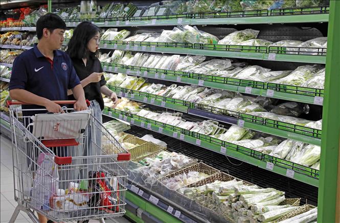 Người dân mua sắm tại Siêu thị Big C Thăng Long, Hà Nội. Ảnh: Trần Việt - TTXVN