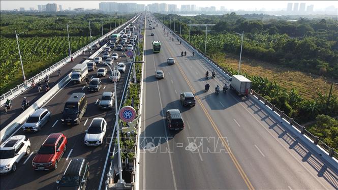 Ùn tắc kéo dài trên cầu Vĩnh Tuy 2 hướng sang quận Long Biên. Ảnh: Huy Hùng - TTXVN