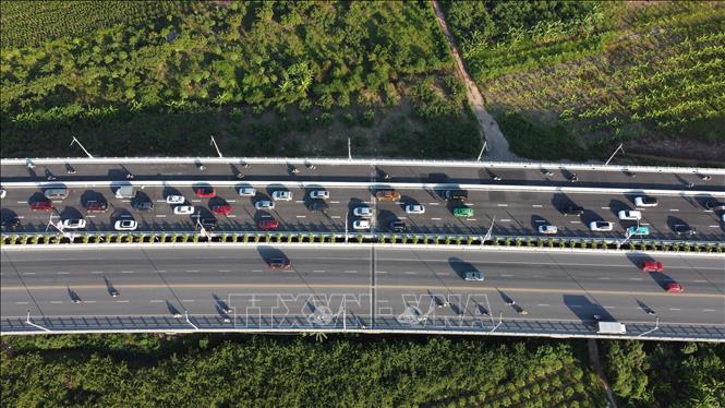 Ùn tắc kéo dài trên cầu Vĩnh Tuy 2 từ quận Hai Bà Trưng sang quận Long Biên. Ảnh: Huy Hùng - TTXVN