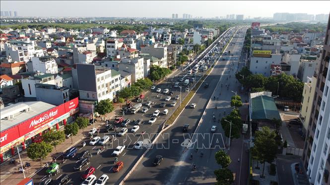 Ùn tắc tại nút giao Cổ Linh, quận Long Biên hướng từ cầu Vĩnh Tuy xuống. Ảnh: Huy Hùng - TTXVN