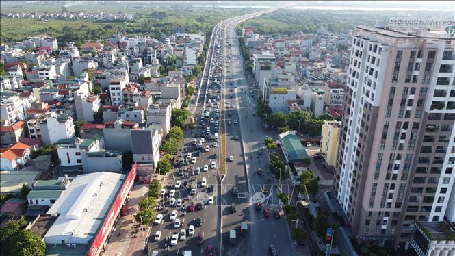 Ùn tắc kéo dài từ nút giao Cổ Linh, quận Long Biên lên cầu Vĩnh Tuy 2. Ảnh: Huy Hùng - TTXVN