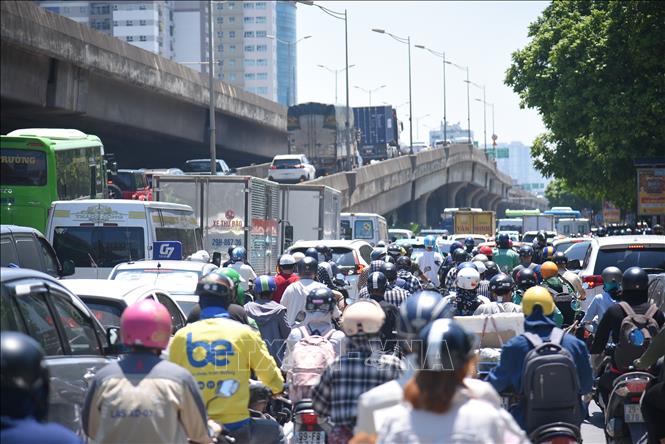 Ùn tắc kéo dài tại nút lên đường Vành đai 3 đoạn phố Nguyễn Xiển. Ảnh: Huy Hùng - TTXVN