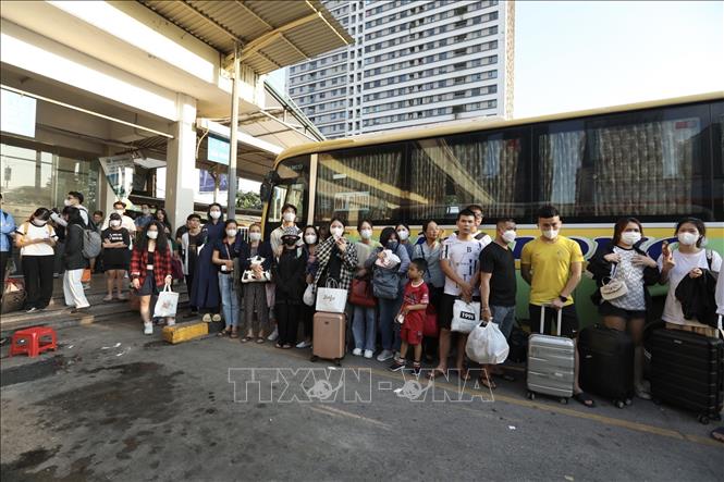 Hành khách chờ lên xe tại bến xe Mỹ Đình về quê nghỉ lễ Quốc khánh 2/9. Ảnh: Minh Quyết - TTXVN
