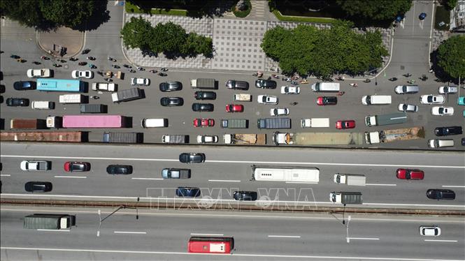 Tuyến đường Vành đai 3 đông đúc phương tiện lưu thông cả trên cao và phía dưới đường. Ảnh: TTXVN