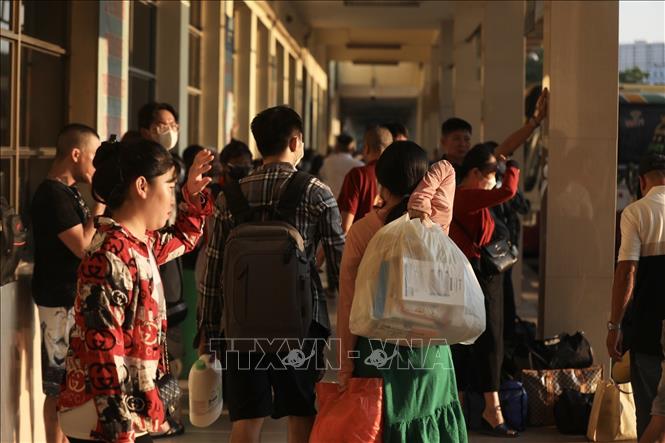 Người dân đến bến xe Mỹ Đình để trở về quê, chiều 31/8. Ảnh: Minh Quyết - TTXVN