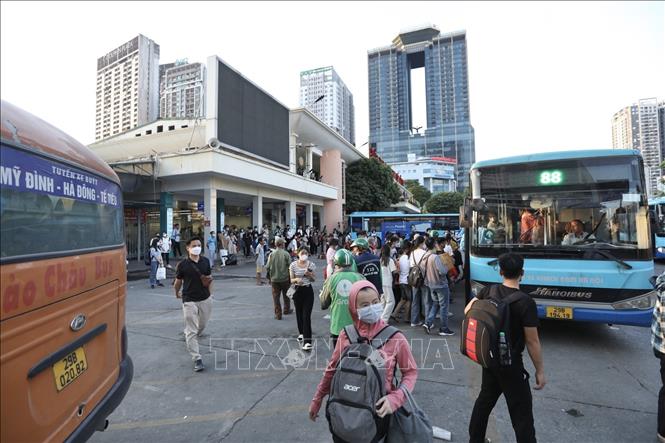 Người dân đến bến xe Mỹ Đình để trở về quê, chiều 31/8. Ảnh: Minh Quyết - TTXVN