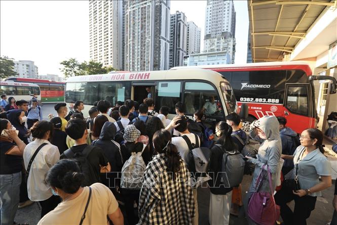 Hành khách lên xe về tỉnh Hoà Bình tại bến xe khách Mỹ Đình. Ảnh: Minh Quyết - TTXVN
