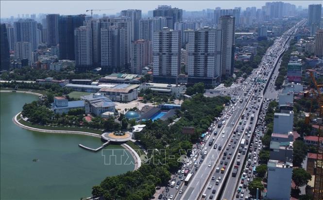 Lưu lượng phương tiện giao thông gia tăng trên tuyến đường Vành đai 3, đoạn từ đường Khuất Duy Tiến tới Nguyễn Xiển. Ảnh: TTXVN