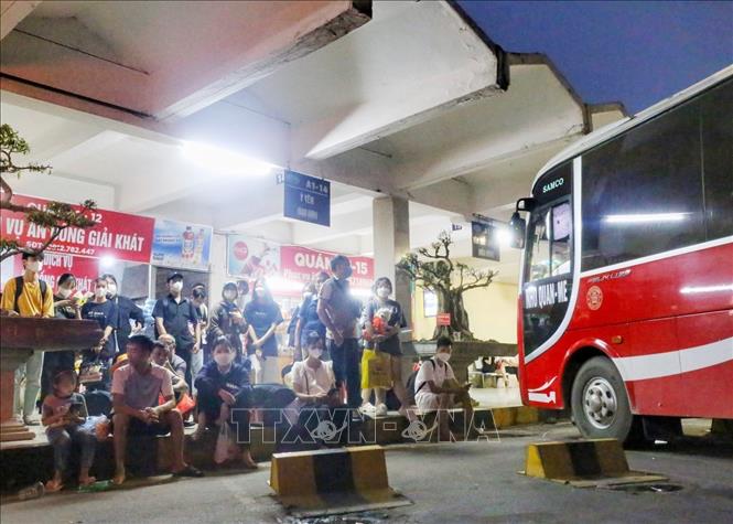 Người dân ngồi chờ xe tại bến xe Giáp Bát. Ảnh: Tuấn Đức - TTXVN