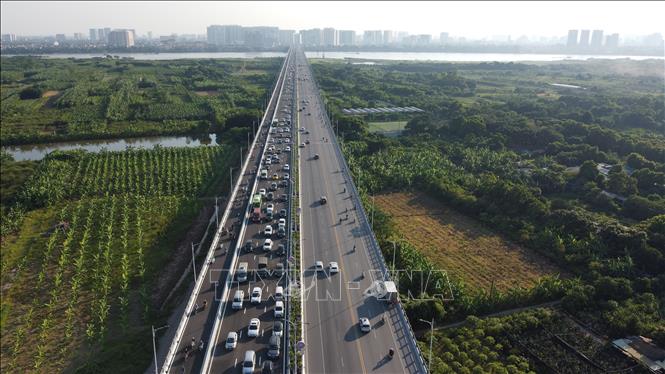 Ùn tắc tại chân cầu Vĩnh Tuy 2 bên phía quận Long Biên. Ảnh: Huy Hùng - TTXVN