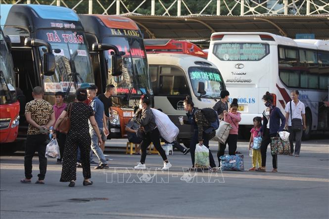 Người dân đến bến xe Mỹ đình chiều 31/8. Ảnh: Minh Quyết - TTXVN