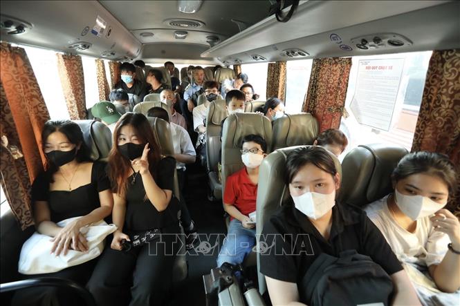 Hành khách trên chuyến xe về Hoà Bình. Ảnh: Minh Quyết - TTXVN