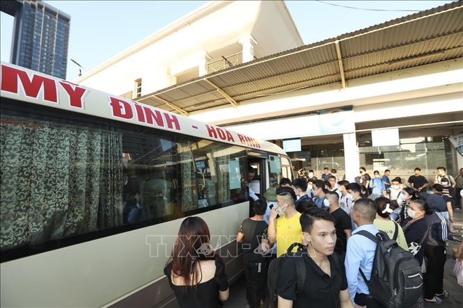 Hành khách lên xe về tỉnh Hoà Bình, bến xe khách Mỹ Đình. Ảnh: Minh Quyết - TTXVN
