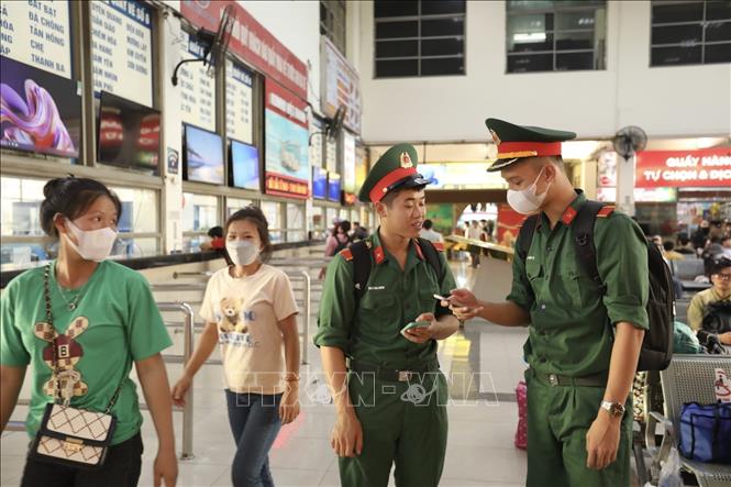 Hành khách tới bến xe khách Mỹ Đình trở về quê nghỉ lễ 2/9. Ảnh: Minh Quyết - TTXVN