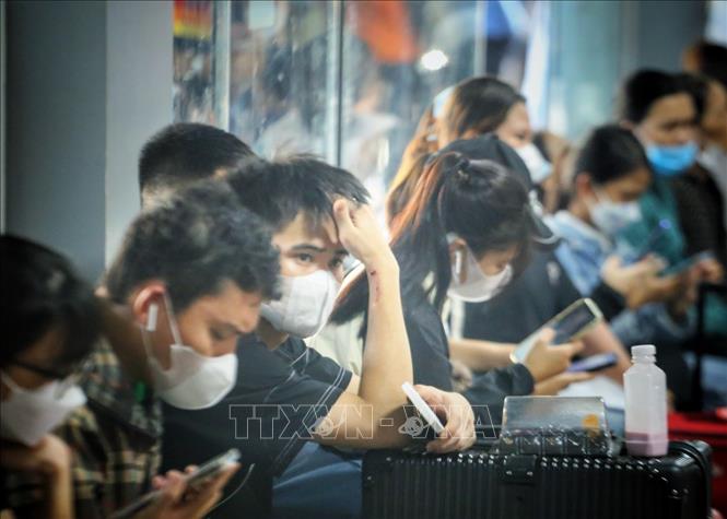 Nhiều người sốt ruột khi phải chờ rất lâu mới có xe của mình. Ảnh: Tuấn Đức - TTXVN