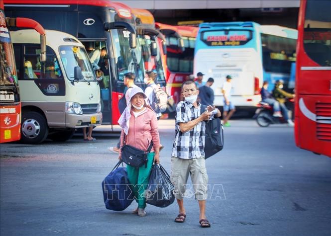 Người dân ra xe tại bến xe Nước Ngầm. Ảnh: Tuấn Đức - TTXVN