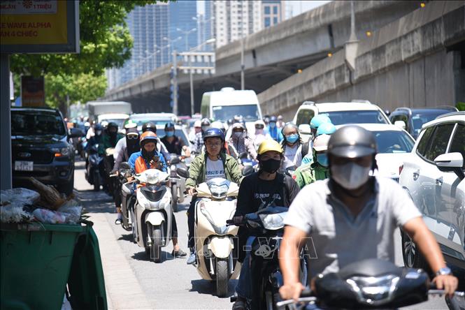 Giao thông đông đúc trên đường Nguyễn Xiển hướng ra đường Giải Phóng. Ảnh: TTXVN