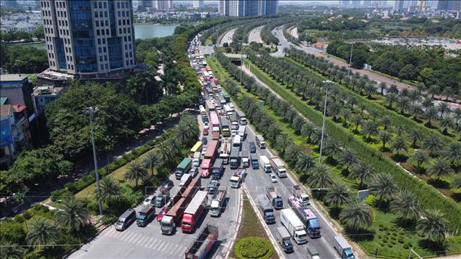 Đoạn đầu Đại lộ Thăng Long hướng về đường Vành đai 3 ùn tắc cục bộ kéo dài từ buổi trưa đến buổi chiều vẫn chưa hạ nhiệt. Ảnh: TTXVN