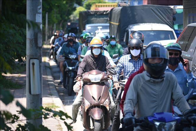 Lưu lượng giao thông càng về chiều càng gia tăng gây áp lực lớn trên các tuyến đường cửa ngõ Thủ đô. Ảnh: TTXVN 