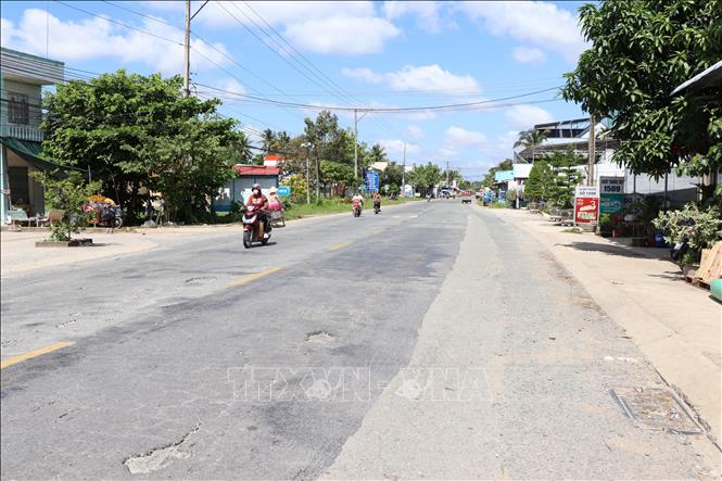 Đường vào trung tâm xã Tân Phú Tây, huyện Mỏ Cày Bắc, tỉnh Bến Tre. Ảnh Công Trí-TTXVN
