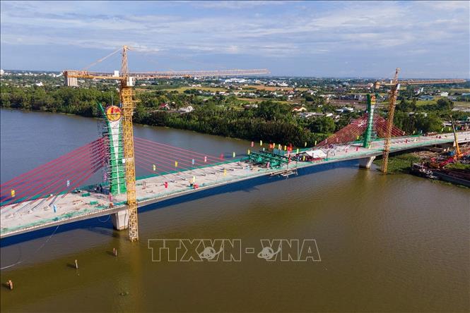 Dự kiến đến tháng 12/2023, cầu bắc qua sông Vàm Cỏ Tây sẽ khánh thành và đưa vào sử dụng. Ảnh: TTXVN phát
