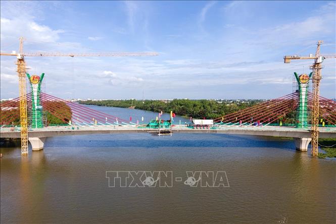 Cầu bắc qua sông Vàm Cỏ Tây được hợp long sau hơn 20 tháng thi công. Ảnh: TTXVN 