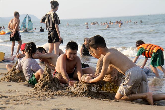 Nước biển trong xanh, sóng nhẹ nên Cửa Lò được nhiều du khách lựa chọn là nơi nghỉ dưỡng trong dịp lễ kéo dài. Ảnh: Văn Tý-TTXVN