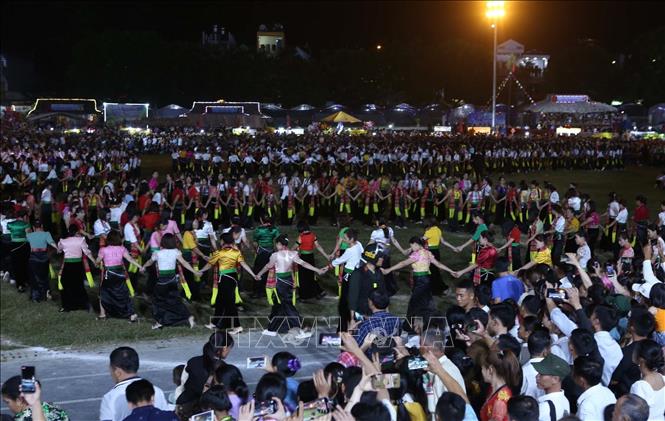 Màn đại xòe với sự góp mặt của hơn 2000 nghệ nhân, diễn viên chuyên và không chuyên tham gia. Ảnh: Quý Trung – TTXVN