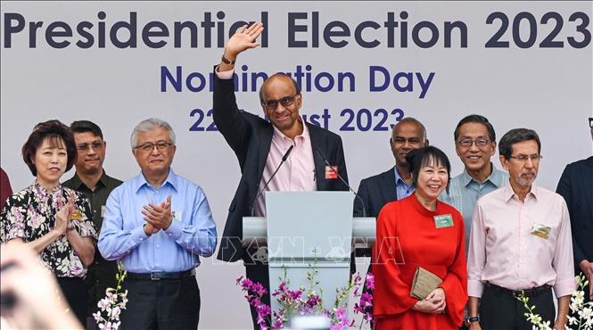 Ứng viên tranh cử Tổng thống Singapore, cựu Bộ trưởng cấp cao Tharman Shanmugaratnam (giữa) phát biểu tại trung tâm bầu cử ở thủ đô Singapore, ngày 22/8/2023. Ảnh: AFP/TTXVN