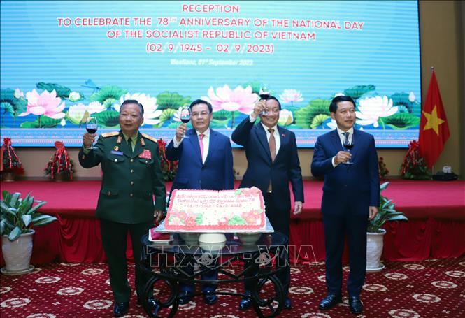 Đại sứ Việt Nam tại Lào Nguyễn Bá Hùng cùng các quan khách Lào nâng cốc chúc mừng 78 năm Quốc khánh Việt Nam. Ảnh: Phạm Kiên - Phóng viên TTXVN tại Lào