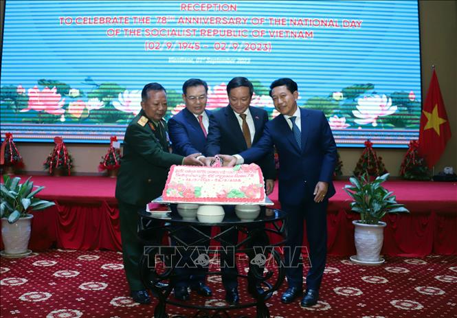 Đại sứ Việt Nam tại Lào Nguyễn Bá Hùng cùng các đồng chí: Xaysomphone Phomvihane, Chủ tịch Quốc hội Lào; Chansamone Chanyalath, Phó Thủ tướng, Bộ trưởng Quốc phòng Lào; Saleumsay Kommasith, Ủy viên Bộ Chính trị, Bộ trưởng Ngoại giao Lào thực hiện nghi thức cắt bánh chúc mừng 78 năm Quốc khánh Việt Nam. Ảnh: Phạm Kiên - Phóng viên TTXVN tại Lào