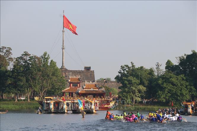 Giải đua ghe còn là dịp để mọi người rèn luyện sức khỏe, thể hiện tinh thần đoàn kết và quan trọng là góp phần giữ gìn những nét đẹp văn hóa truyền thống đã có từ bao đời của dân tộc. Ảnh: Tường Vi - TTXVN