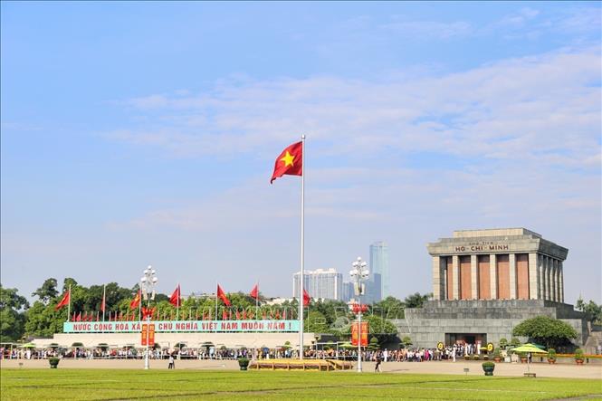 Người dân xếp hàng vào Lăng viếng Bác, sáng 2/9. Ảnh: Tuấn Đức - TTXVN
