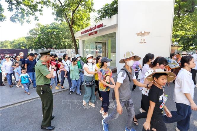Lực lượng Cảnh vệ hỗ trợ người dân vào Lăng viếng Bác. Ảnh: Tuấn Đức - TTXVN