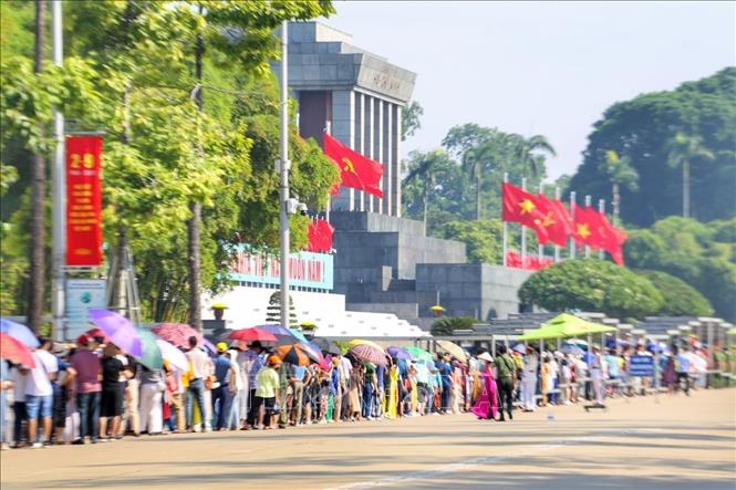 Người dân xếp hàng vào Lăng viếng Bác, sáng 2/9. Ảnh: Tuấn Đức - TTXVN