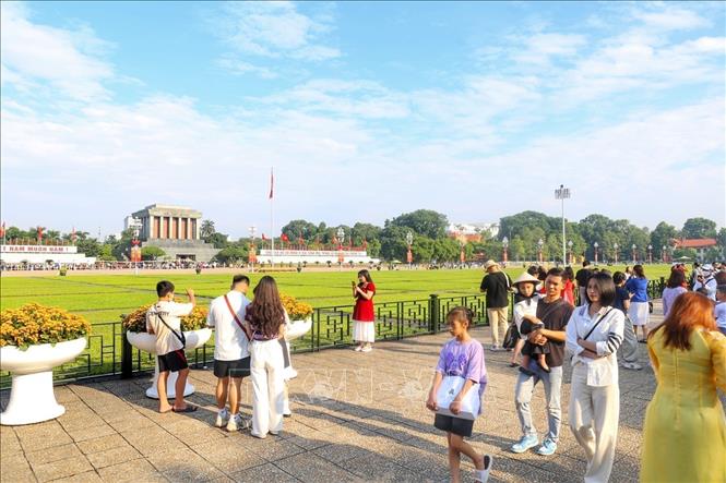 Đông đảo người dân có mặt tại Quảng trường Ba Đình từ sáng sớm. Ảnh: Tuấn Đức - TTXVN