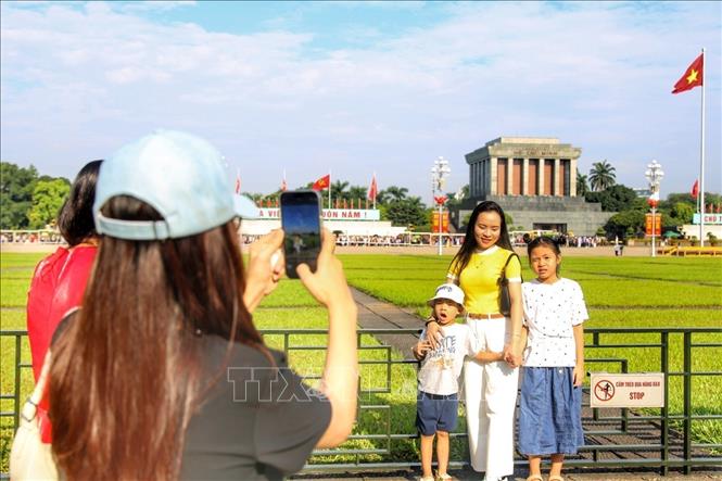 Người dân ghi lại hình ảnh lưu niệm tại Quảng trường Ba Đình. Ảnh: Tuấn Đức - TTXVN