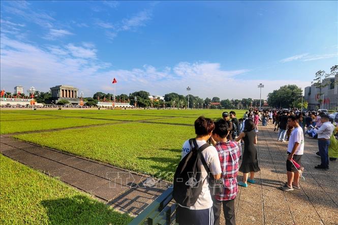 Đông đảo người dân có mặt tại Quảng trường Ba Đình từ sáng sớm. Ảnh: Tuấn Đức - TTXVN