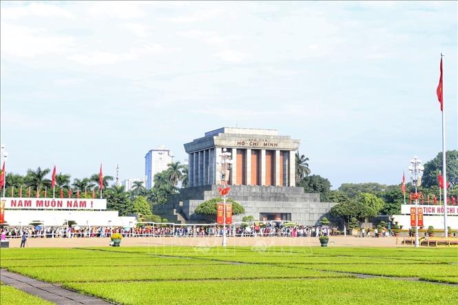 Người dân xếp hàng vào Lăng viếng Bác trong ngày Quốc khánh 2/9. Ảnh: Tuấn Đức - TTXVN