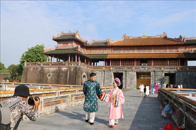 Người dân và du khách tham quan Đại Nội Huế. Ảnh: Tường Vi - TTXVN