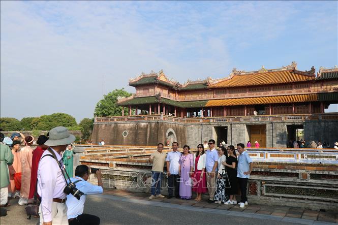 Du khách ghi lại những bức ảnh kỷ niệm khi tham quan Đại Nội. Ảnh: Tường Vi - TTXVN